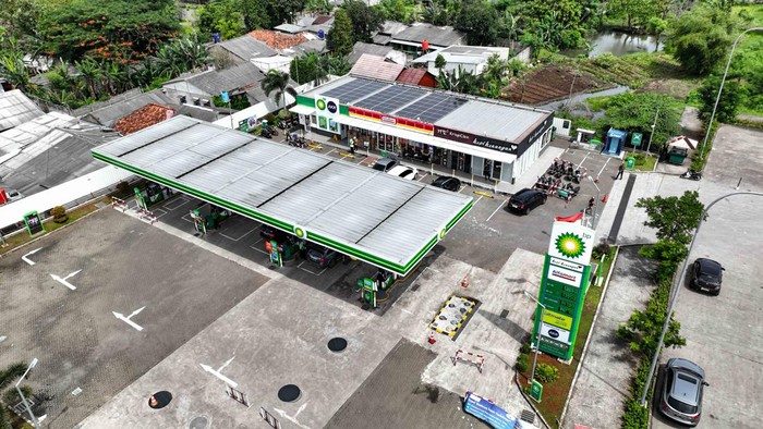 Menuju Zero Emisi, SPBU Pasang Panel Surya di Atap Pembangkit Listrik Tenaga Surya (PLTS) kini diadaptasi diberbagai perusahaan untuk mengurangi jejak karbon.
