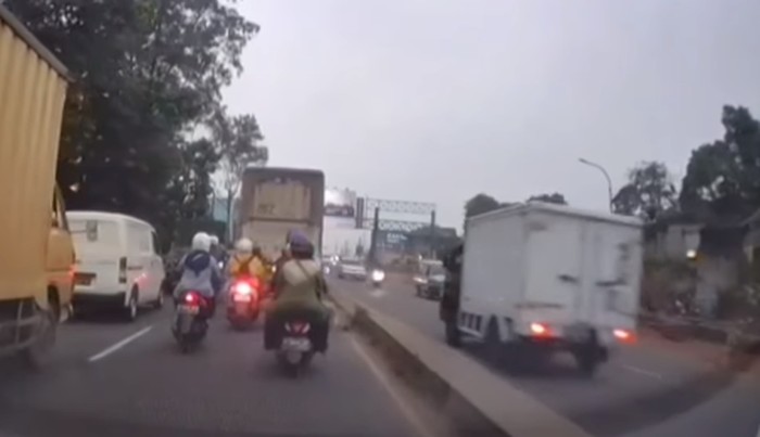 Mobil boks kabur usai lawan arah dan tabrak pemotor.