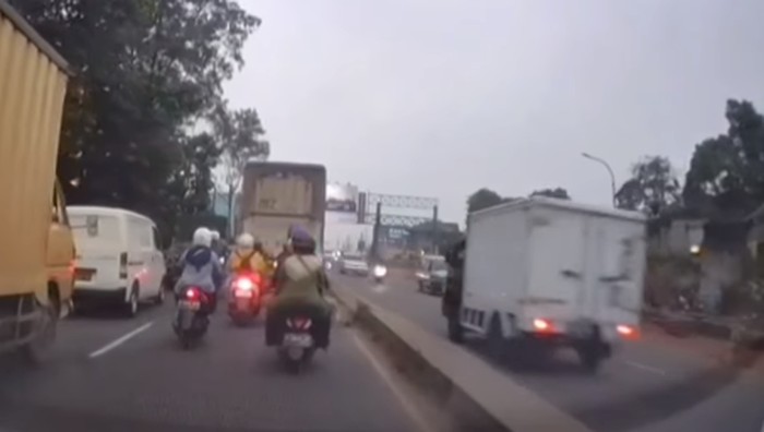 Mobil boks kabur usai lawan arah dan tabrak pemotor.