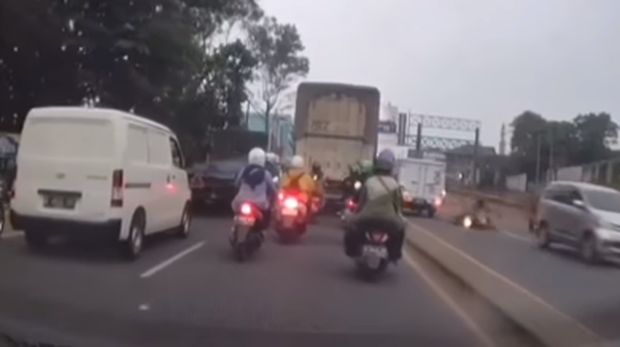 Mobil boks kabur usai lawan arah dan tabrak pemotor.