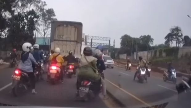 Mobil boks kabur usai lawan arah dan tabrak pemotor.