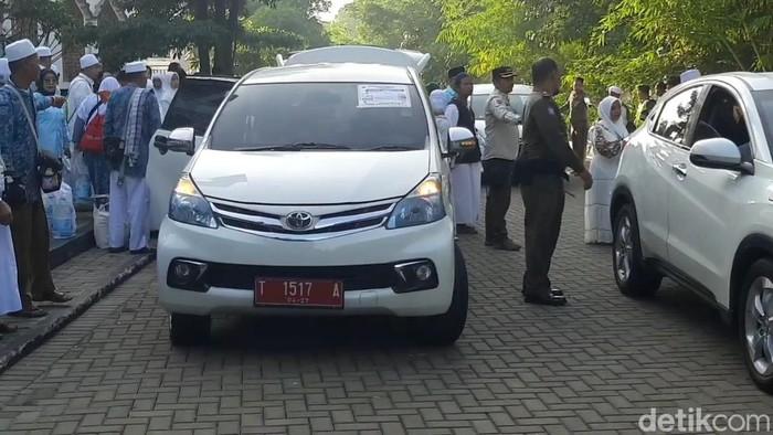 Mobil dinas Pemkab Purwakarta dikerahkan untuk mengantar jemaah haji yang baru pulang.