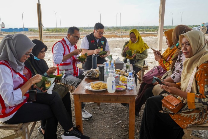 Momen Menhub dan Bupati Kediri Makan Bareng Emak-emak di Dekat Bandara