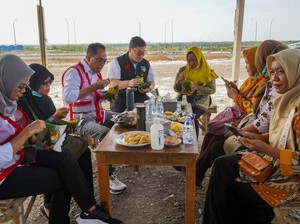 Momen Menhub dan Bupati Kediri Makan Bareng Emak-emak di Dekat Bandara