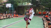 Ragam jenis ekstrakurikuler di SMAN 78 Jakarta ditampilkan kepada siswa baru. Salah satu penampilannya adalah formasi color guard. Selain itu, SMAN 78 Jakarta menampilkan kesenian tradisional kuda lumping dan tari zapin. Foto: Dok SMAN 78 Jakarta