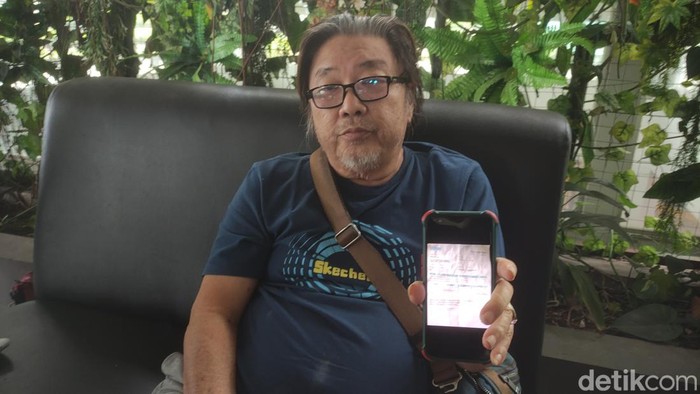 Nasabah bank di Malang menunjukkan lampiran jawaban pihak bank atas bobolnya rekeningnya.