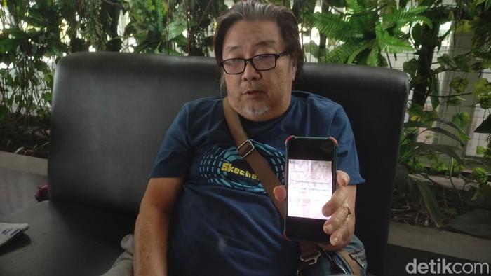 Nasabah bank di Malang menunjukkan lampiran jawaban pihak bank atas bobolnya rekeningnya.