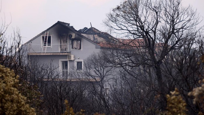 Ngeri! Kebakaran Hutan di Kroasia Hanguskan Mobil dan Rumah A view of damage done by wildfire, in Grebastica, Croatia July 13, 2023. REUTERS/Antonio Bronic