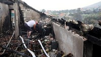 Sebanyak 56 petugas pemadam kebakaran dengan 20 kendaraan dan tiga pesawat, berjuang untuk menahan kebakaran hutan yang menyebar dengan cepat karena angin selatan yang kuat di dekat kota Sibenik di Adriatik.  