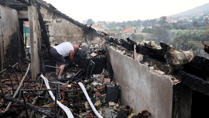 Ngeri! Kebakaran Hutan di Kroasia Hanguskan Mobil dan Rumah A view of damage done by wildfire, in Grebastica, Croatia July 13, 2023. REUTERS/Antonio Bronic