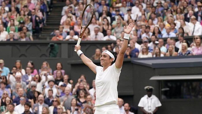Tunisias Ons Jabeur celebrates beating Aryna Sabalenka of Belarus to win their womens singles semifinal match on day eleven of the Wimbledon tennis championships in London, Thursday, July 13, 2023. (AP Photo/Alberto Pezzali)