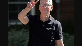 CEO Apple Tim Cook juga tampak datang dan menyapa media. Kebanyakan tamu hadir dalam pakaian santai bahkan sederhana dan kadang bersama pasangan mereka.  Foto: Daily Mail