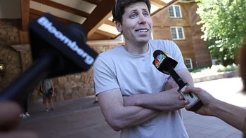 Salah satu tamu yang hadir adalah Sam Altman, CEO OpenAI yang meluncurkan ChatGPT. Ia berpakaian kasual dengan T-shirt dan celana panjang biru di Idaho yang panas dan cerah. Ia sempat berhenti sebentar untuk mengobrol dengan sekelompok wartawan. Foto: Daily Mail