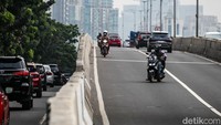 Sebagian pemotor memutar balik kendaraan untuk menghindari tilang.  