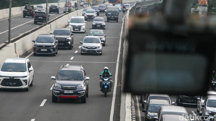 Pemotor bandel menerobos JLNT Casablanca, Jakarta, Jumat (14/7/2023).