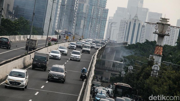 Pantas Mau Dipasang Kamera e-TLE, Banyak Pemotor Terobos JLNT Casablanca Pemotor bandel menerobos JLNT Casablanca, Jakarta, Jumat (14/7/2023).