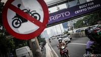 Pemotor dilarang melintas di JLNT Casablanca walau aturan ini sering dilanggar. Karena itu, polisi akan memasang kamera tilang elektronik atau e-TLE.  
