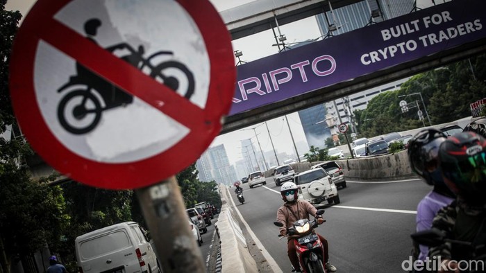 Pantas Mau Dipasang Kamera e-TLE, Banyak Pemotor Terobos JLNT Casablanca Pemotor bandel menerobos JLNT Casablanca, Jakarta, Jumat (14/7/2023).