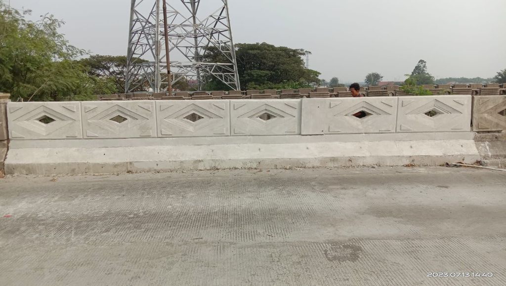 Parapet atau pagar beton baru hasil pembangunan di Jembatan Marunda, Jakarta Utara, setelah parapet lama ambrol. (Dok Dinas Bina Marga DKI)