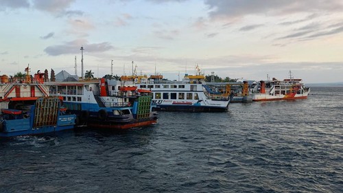 Aktivitas penyeberangan di Pelabuhan Gilimanuk, Kecamatan Melaya, Kabupaten Jembrana, Jumat (14/7/2023).