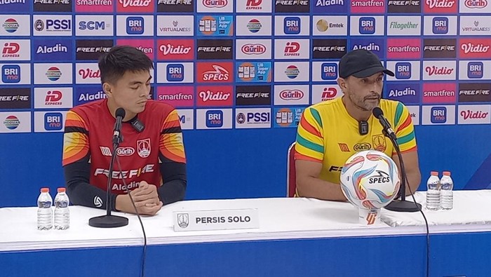 Pelatih Persis Solo Leonardo Medina saat konfrensi pers di Stadion Manahan Solo, Jumat (14/7/2023).