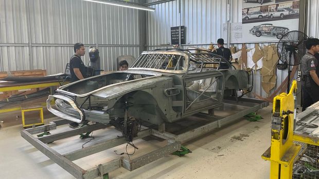 Proses pembuatan bodi mobil klasik tiruan di Tuksedo Studio, Gianyar, Bali, Senin (8/5/2023).