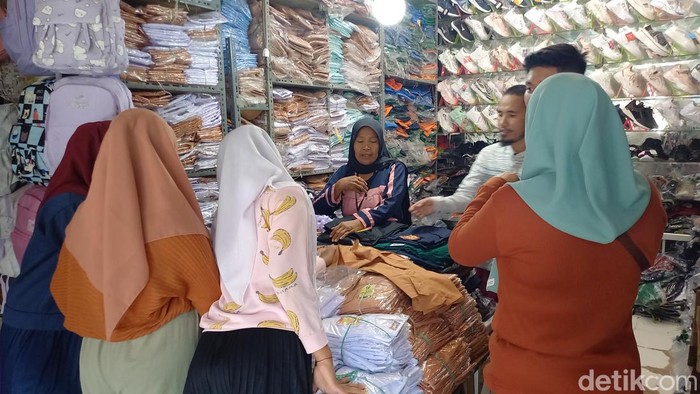 Penjual perlengkapan sekolah di Sampang raup cuan hingga 5 kali lipar dibanding hari biasa