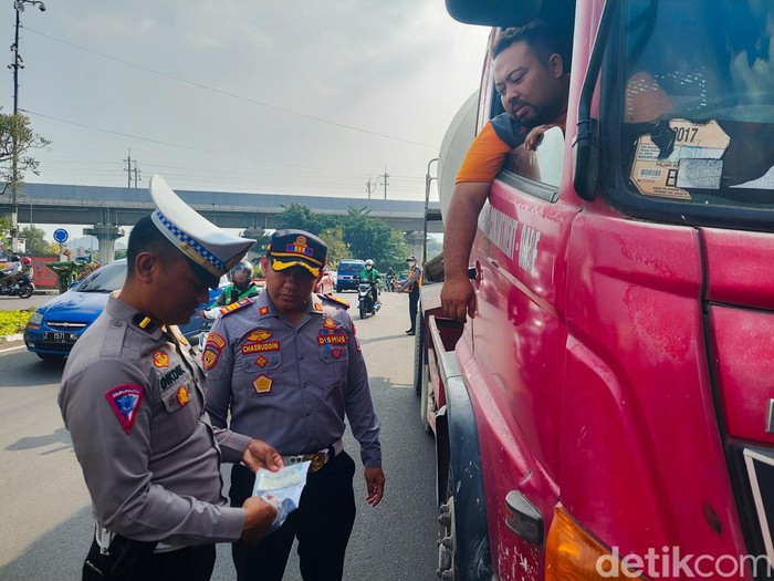 Petugas Mengecek Kelengkapan Surat dan Kelaikan Kendaraan di Cimahi