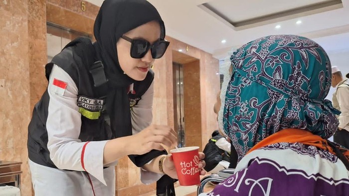 PPIH berikan welcome drink pada jemaah lansiagelombang kedua saat tiba di Madinah.