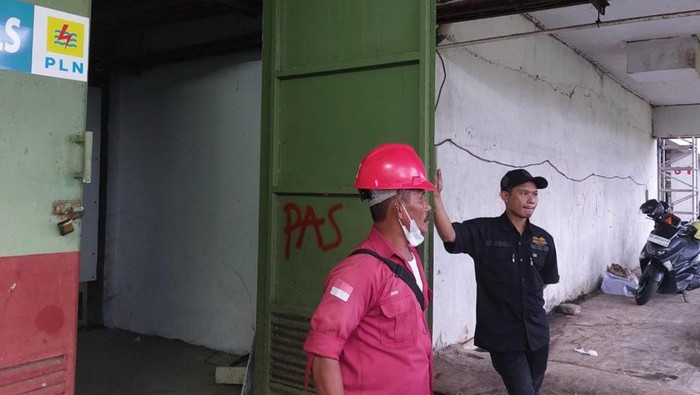 Petugas PLN melakukan pengecekan kelistrikan di lokasi acara Apeksi XVI Makassar.