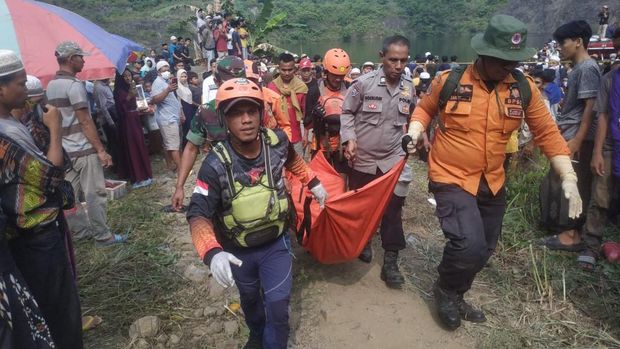 Petugas SAR gabungan menemukan 3 pria yang tenggelam saat jalani ritual di danau kuari di Bogor.