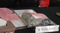 Beberapa barang bukti juga ditunjukkan polisi. (Febriyantino/detikcom)