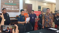 Pierre Gruno dihadirkan sebagai tersangka dengan baju tahanan berwarna oranye. (Febriyantino/detikcom)