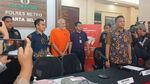 Tersangka Pemukulan, Ini Penampakan Pierre Gruno Berbaju Tahanan dan Diborgol