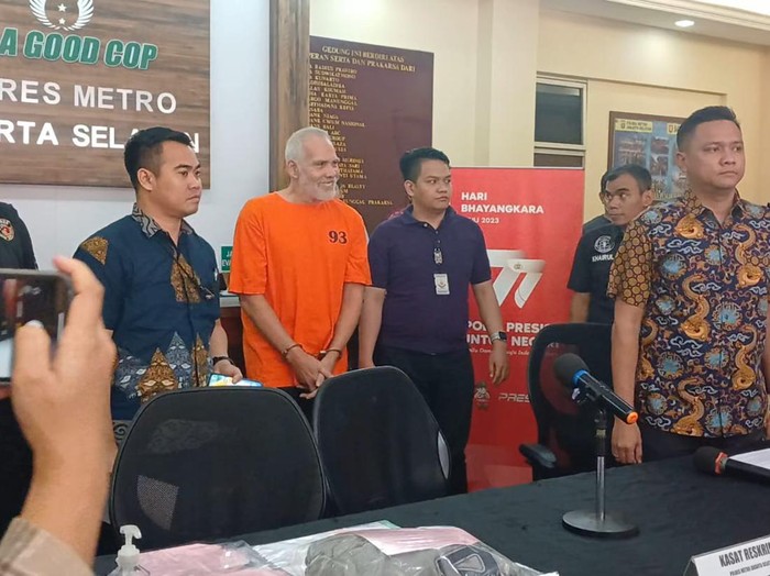 Pierre Gruno berbaju tahanan di Polres Metro Jakarta Selatan.