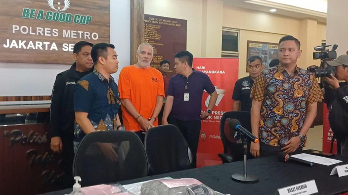 Pierre Gruno berbaju tahanan di Polres Metro Jakarta Selatan.