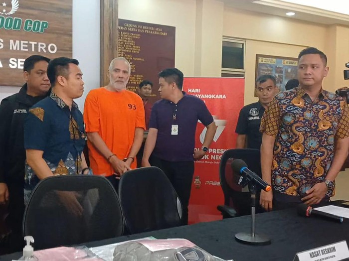 Pierre Gruno berbaju tahanan di Polres Metro Jakarta Selatan.