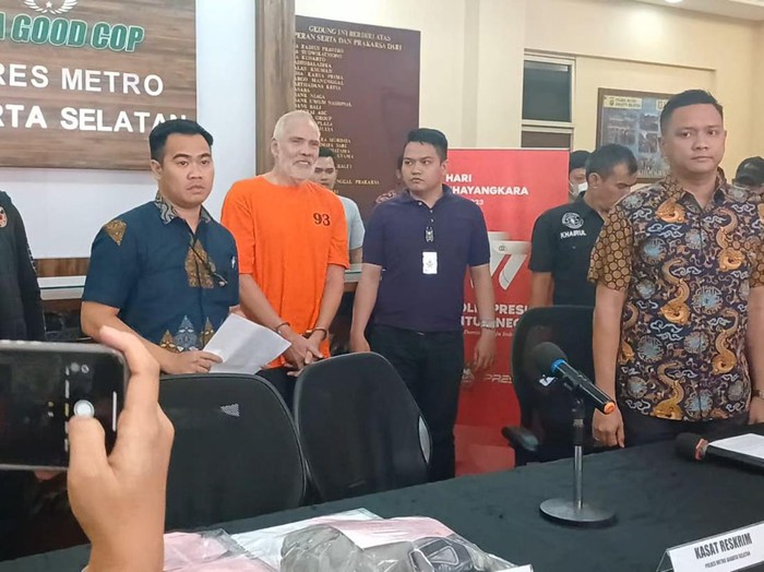 Pierre Gruno berbaju tahanan di Polres Metro Jakarta Selatan.
