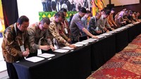 Penandatanganan dilakukan oleh Direktur Utama PLN Icon Plus Ari Rahmat Indra Cahyadi bersama dengan pimpinan 10 perusahaan mitra joint operation. Adapun 10 mitra tersebut adalah PT Masdar Mitra Solar Radiance, PT Energia Prima Nusantara, PT Tripower Solar Nusantara, PT Surya Utama Nuansa, PT Xurya Daya Indonesia, PT Prima Perkasa Teknik Indonesia, PT Surya Energi Indotama, PT Investasi Hijau Selaras, PT ATW Solar Residential, dan PT Agra Surya Energi. 