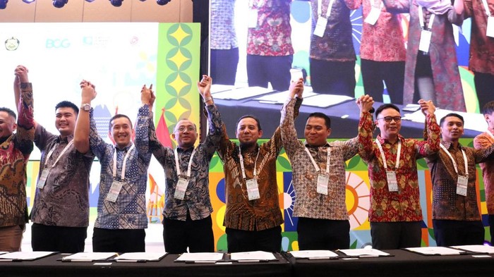 PLN Icon Plus menegaskan komitmennya dalam mendukung pemerintah pada program transisi menuju energi bersih. PLN Icon Plus terus mendorong pengembangan PLTS Atap di Tanah Air. Untuk itu, PLN Icon Plus menggandeng 10 mitra kerja sama joint operation dalam penyediaan layanan PLTS Atap dengan total kapasitas 187,97 megawatt peak (MWp).