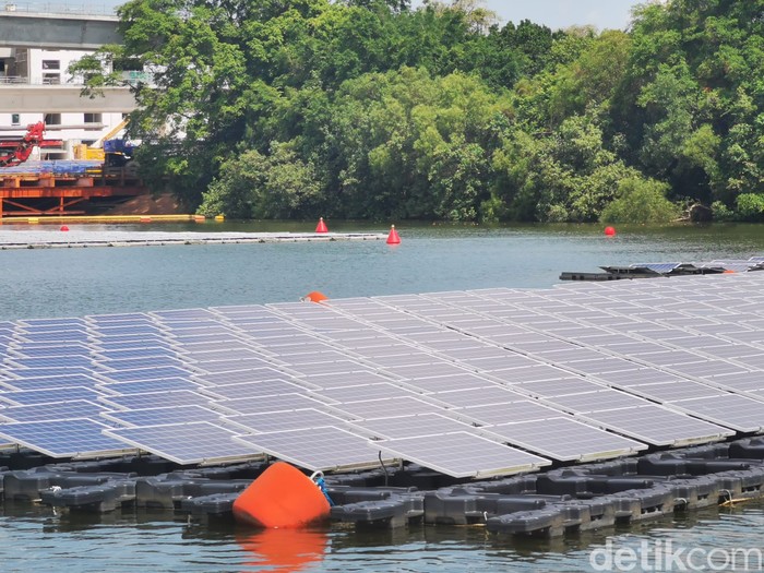 PLTS terapung di Waduk Tengeh, Singapura PLTS terapung di Waduk Tengeh, Singapura
