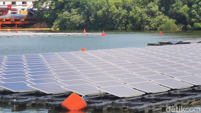 PLTS terapung di Waduk Tengeh, Singapura