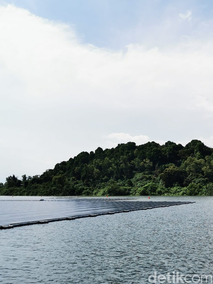 PLTS terapung di Waduk Tengeh, Singapura PLTS terapung di Waduk Tengeh, Singapura