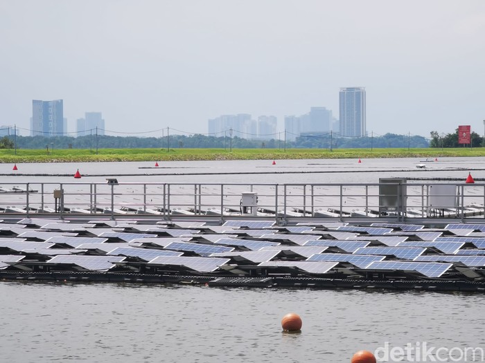 PLTS terapung di Waduk Tengeh, Singapura