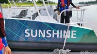 Sembcorp mengandalkan kapal motor listrik yang diberi nama Sunshine untuk membantu operasional perusahaan di danau. Foto: Eduardo Simorangkir