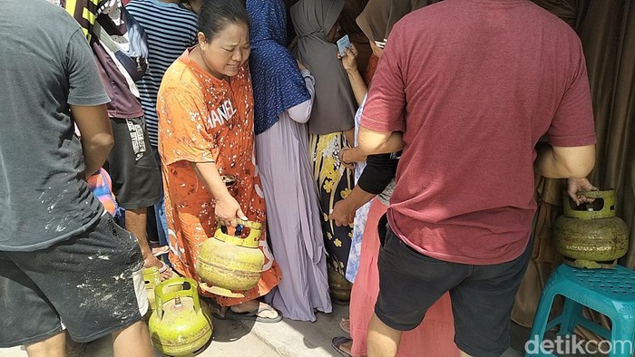 Emak-emak di Kabupaten Polewali Mandar (Polman), Sulawesi Barat (Sulbar) mengeluhkan langkanya tabung gas elpiji 3 kilogram (kg).