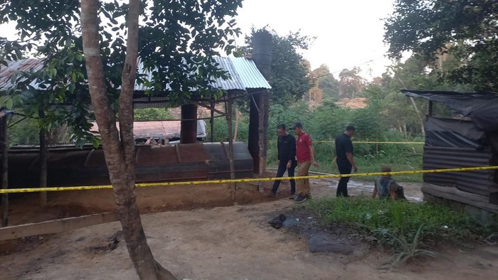 Polisi membongkar dua lokasi penyulingan minyak ilegal