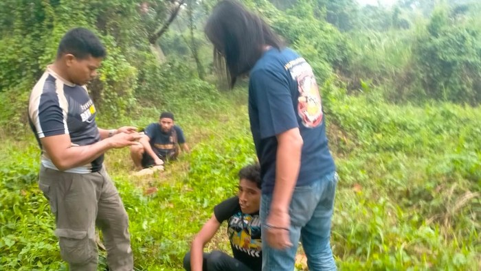 Polisi saat mengamankan Misran di hutan usai membunuh seorang pekerja seks komersial (PSK) di Banjarbaru, Kalimantan Selatan.