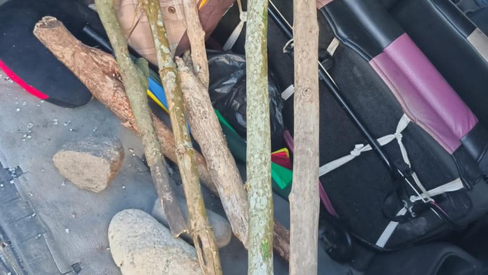 Polisi mengamankan batu dan kayu yang digunakan sekitar 20 warga menyerang 5 polisi di Jalinsum.