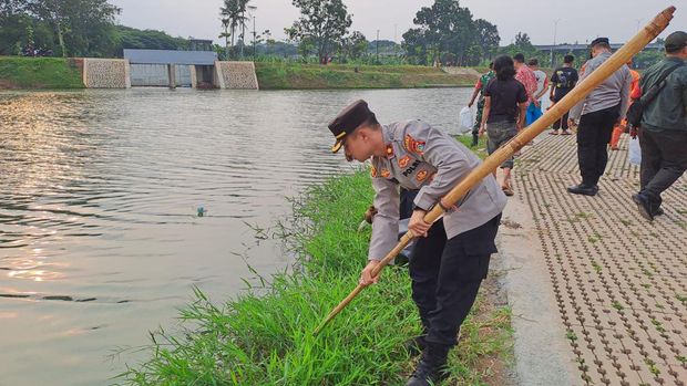 Polres Jaksel dan polsek turun ke kali membersihkan sampah
